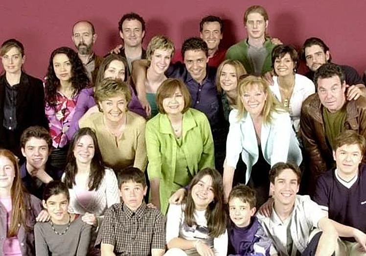 César Vea, arriba cuarto por la izquierda, junto al elenco de la serie 'Compañeros'.