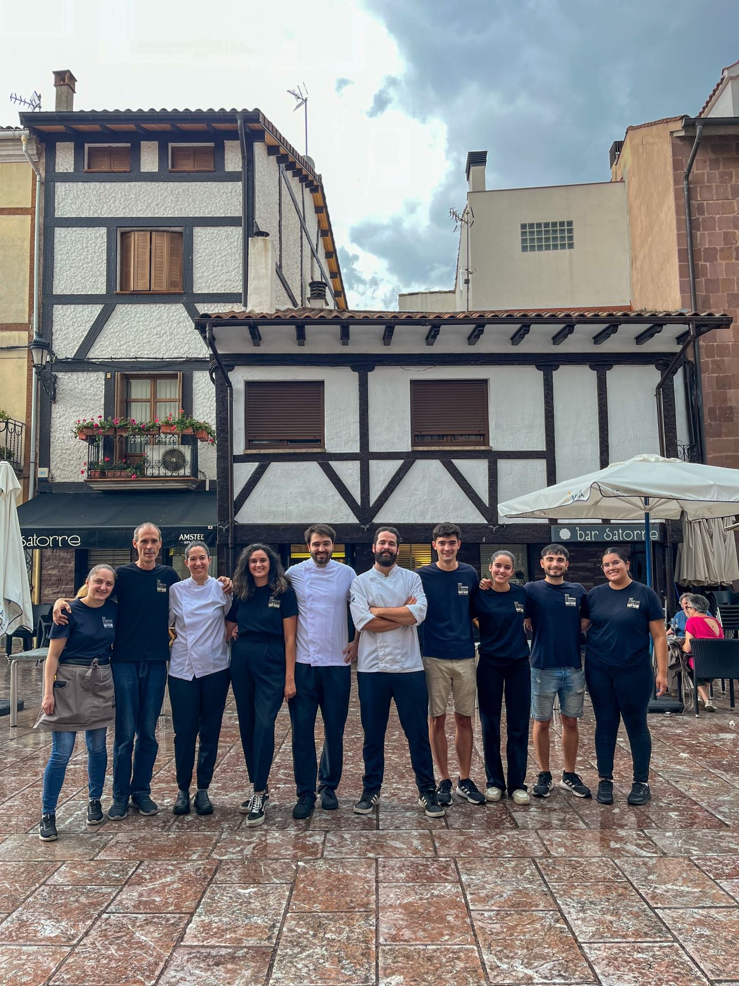 El equipo al completo del Satorre, ante el popular restaurante.