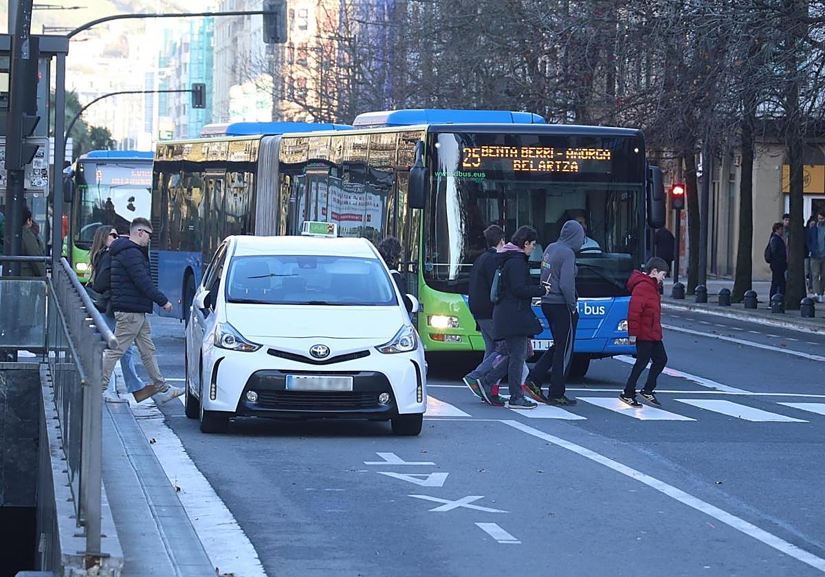Un taxi se aproxima a la parada en el Boulevard donostiarra.