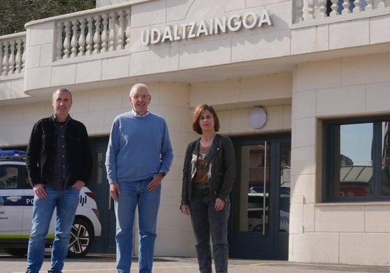 Haritz Alberdi, alcalde de Getaria, Iñaki Ostolaza (Zumaia) y Nagore Alkorta (Azpeitia) este miércoles frente a la sede de la policía local de Zumaia.