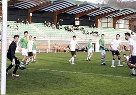 Ximon Aranguren mira desde el suelo cómo su chilena entra en la portería del Beti Gazte para igualar en el minuto 95 de partido.