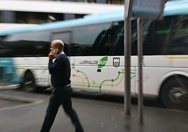 Lurraldebuseko autobus bat.