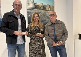 Susana Ferreira en LaCentral flanqueada por los ganadores de las otras categorías, Ibarzabal y Martín, con su obra premiada a la espalda.