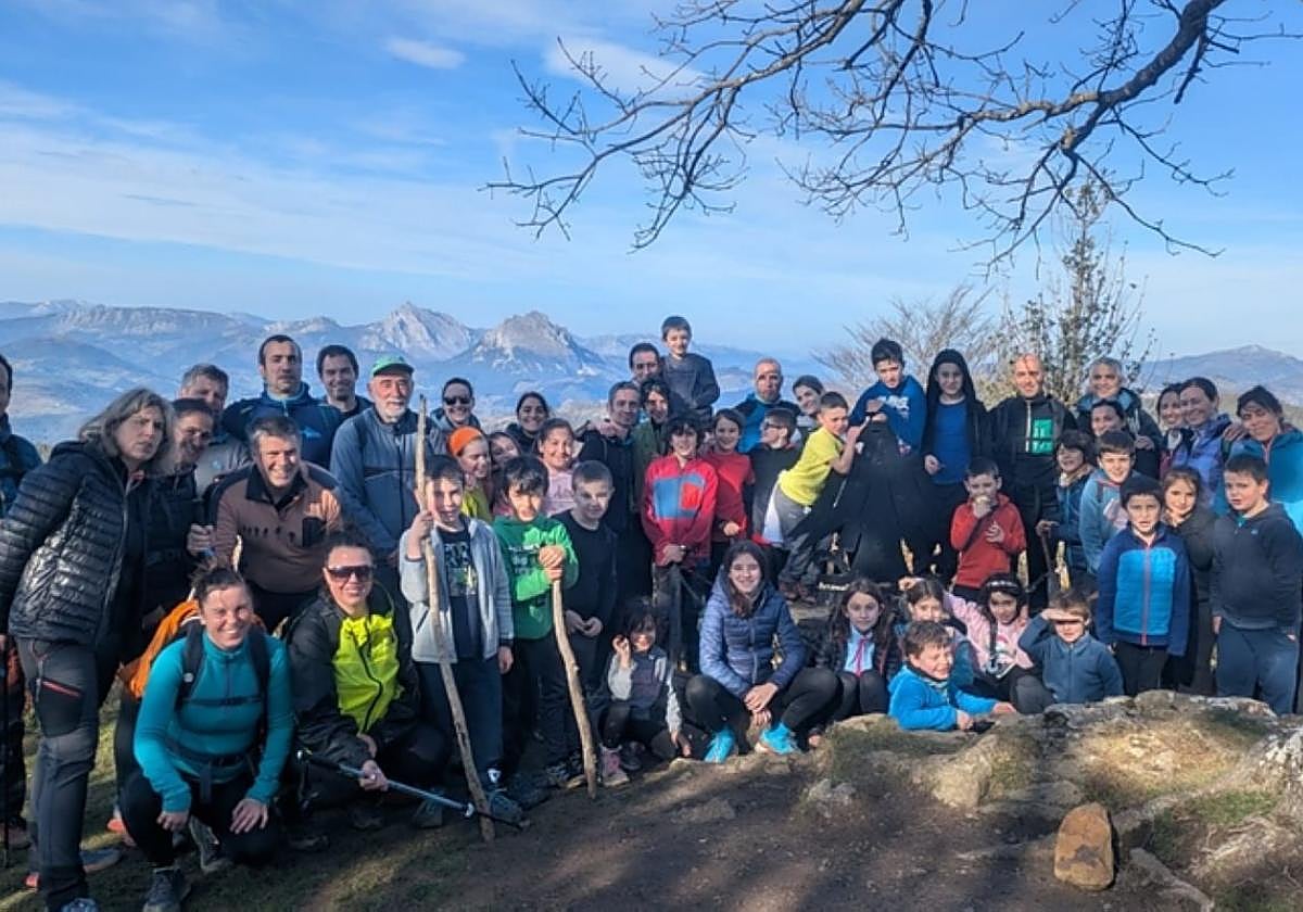 Aita Iparragirre ikastolako mendizaleak Legazpiko lurretan.