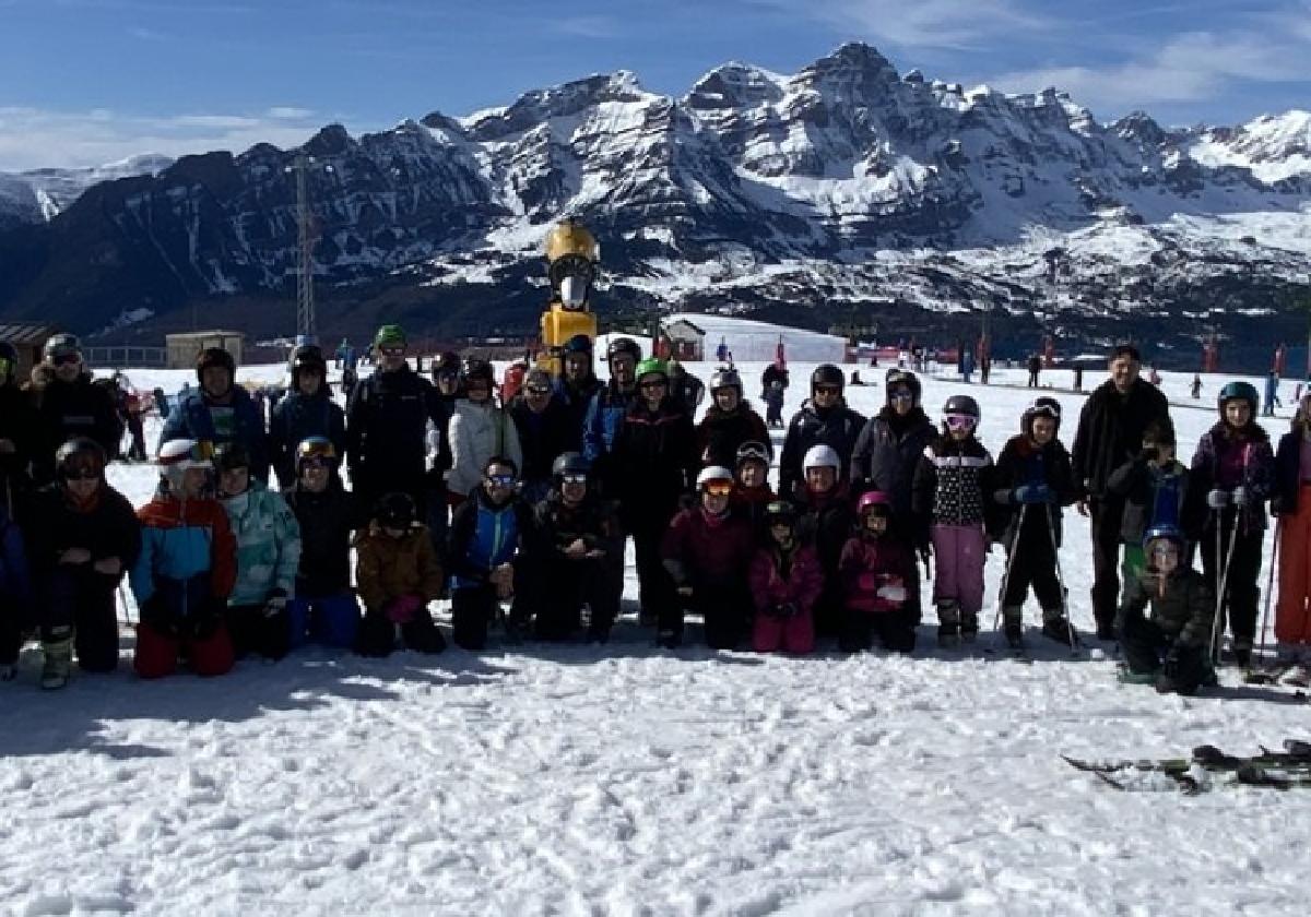 Los participantes en la salida de Panticosa posan con los equipos de esquí.