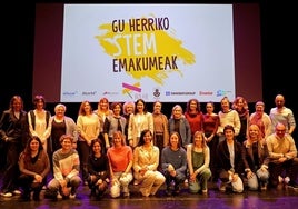 Representantes municipales y de las empresas y entidades que colaboran con Bizilabe junto a las mujeres homenajeadas.