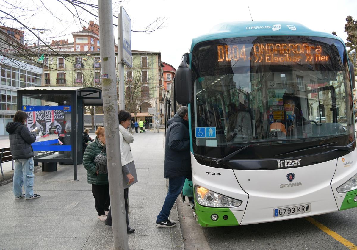 Un autobús de Lurraldebus con dirección Ondarroa en la parada de Eibar.