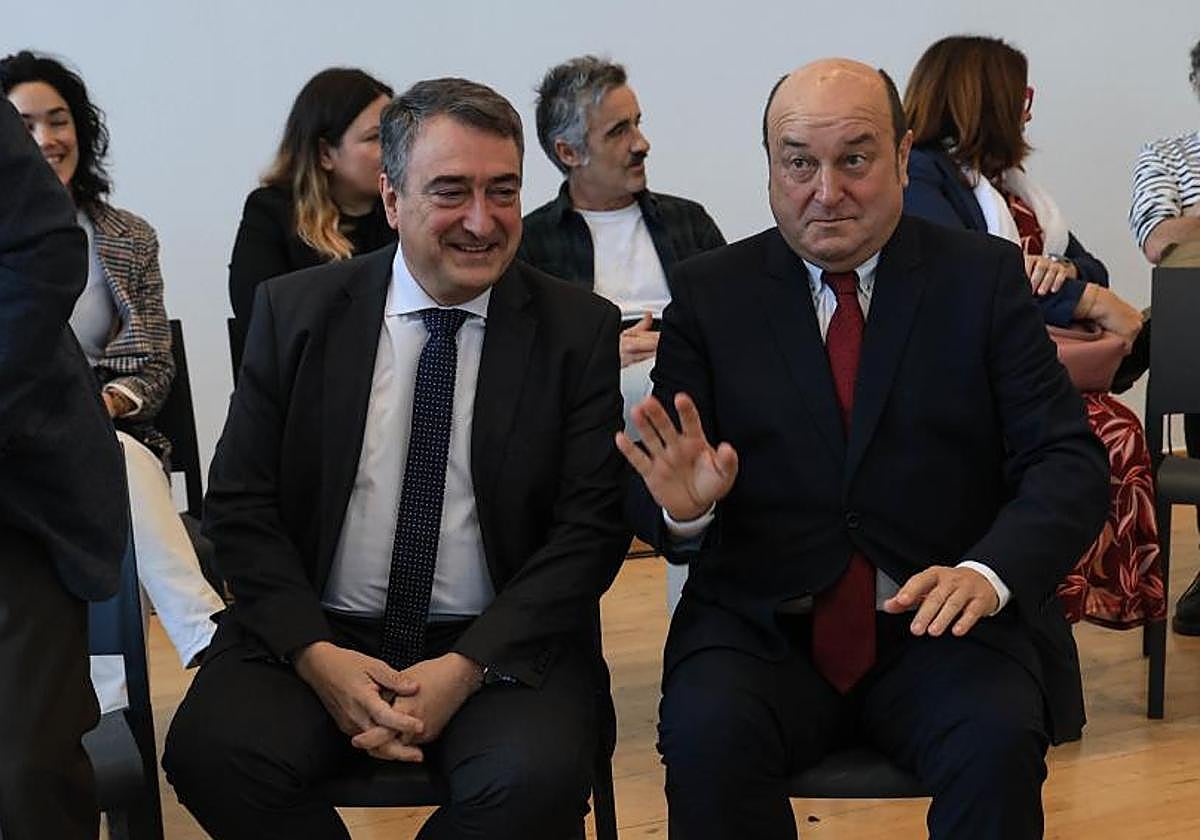 Aitor Esteban y Andoni Ortuzar, sonrientes ayer en Donostia.