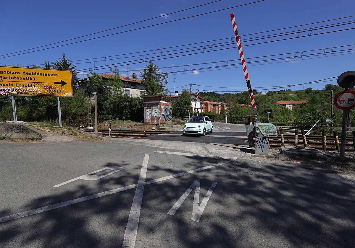 Paso a nivel clausurado el 5 de mayo de 2021 por Adif que comunicaba Barkaiztegi con Okendotegi.