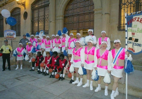 Los 'bebés' posando delante de San Telmo en 2007, año en el que eligieron el basket y las animadoras como tema.