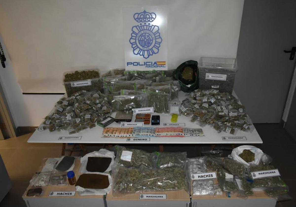 La droga, material y dinero incautados a los cuatro detenidos.