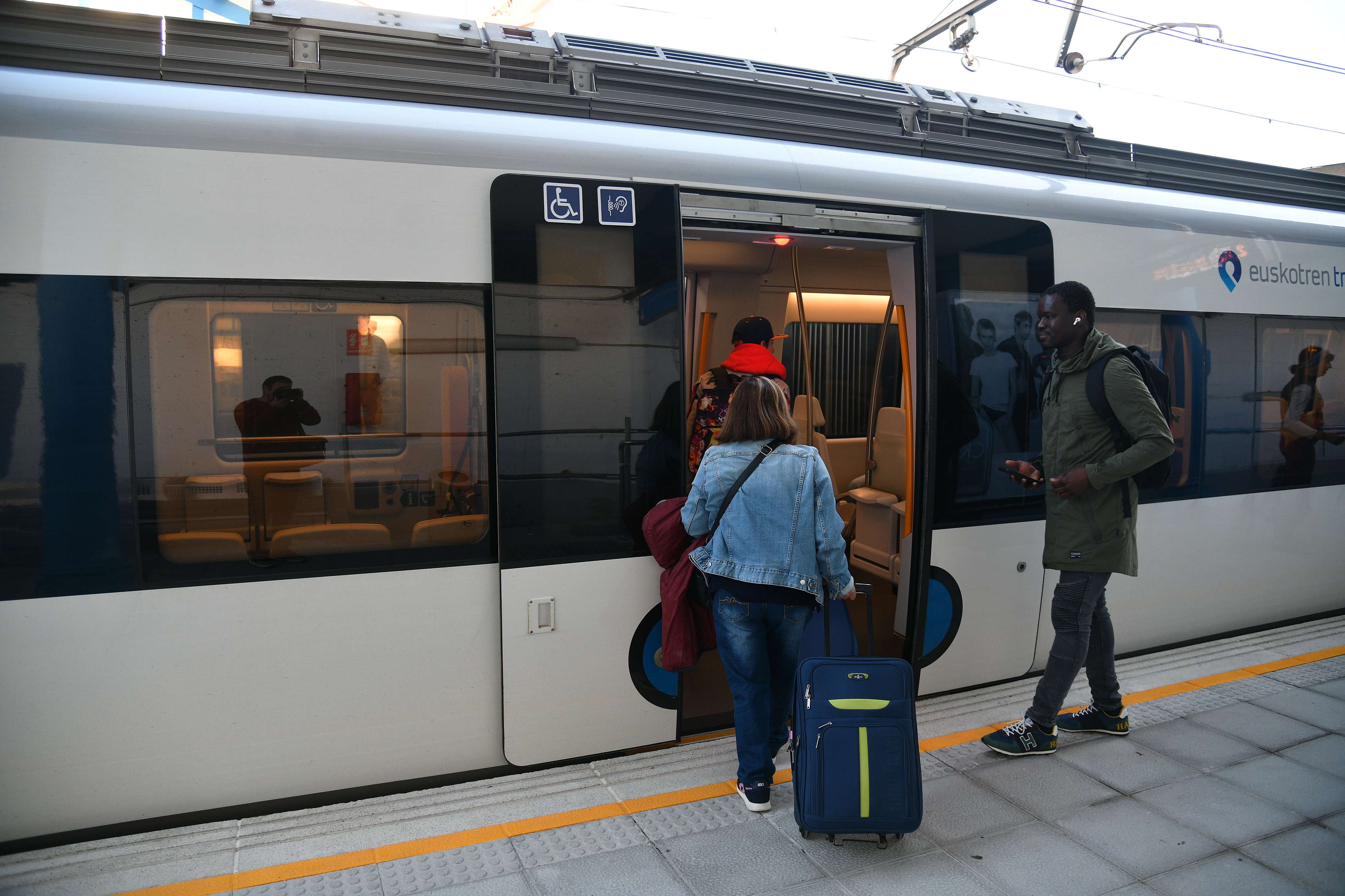 Varios usuarios de Euskotren se suben al topo.