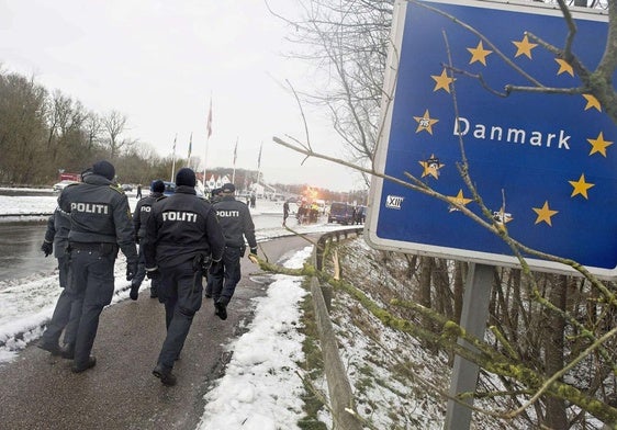 Policías daneses, en la frontera con Alemania en Krusaa, por donde el 9 de abril de 1940 a las 4.15 de la madrugada la Wehrmacht cruzó para ocupar Dinamarca.