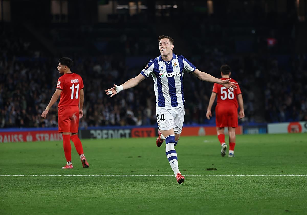 Sucic celebra uno de sus dos goles.