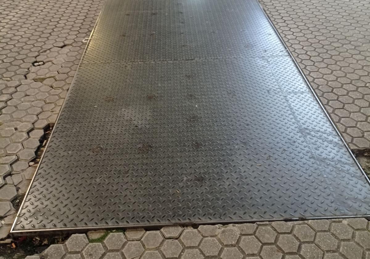 Mertxe nos envía esta fotografía con su denuncia: «Esta chapuza está en la acera de los cines Príncipe y fue la causa de que una amiga se cayera de bruces, ocasionándole heridas en las dos rodillas. Es incomprensible y vergonzoso lo que estamos soportando los ciudadanos con las obras y que con la cantidad de gente que pasa por ahí esté en semejantes condiciones».