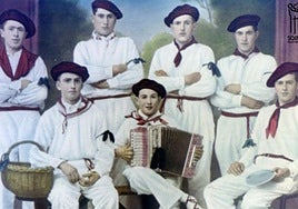 La fotografía captada en 1934 en la que aparece el trikitilari Antonio Eskudero y otros oiartzuarras.