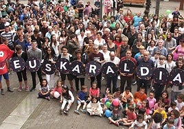 Presentación multitudinaria de la segunda edición de Euskaraldia que celebró la invitación a usar el euskera en 2018.