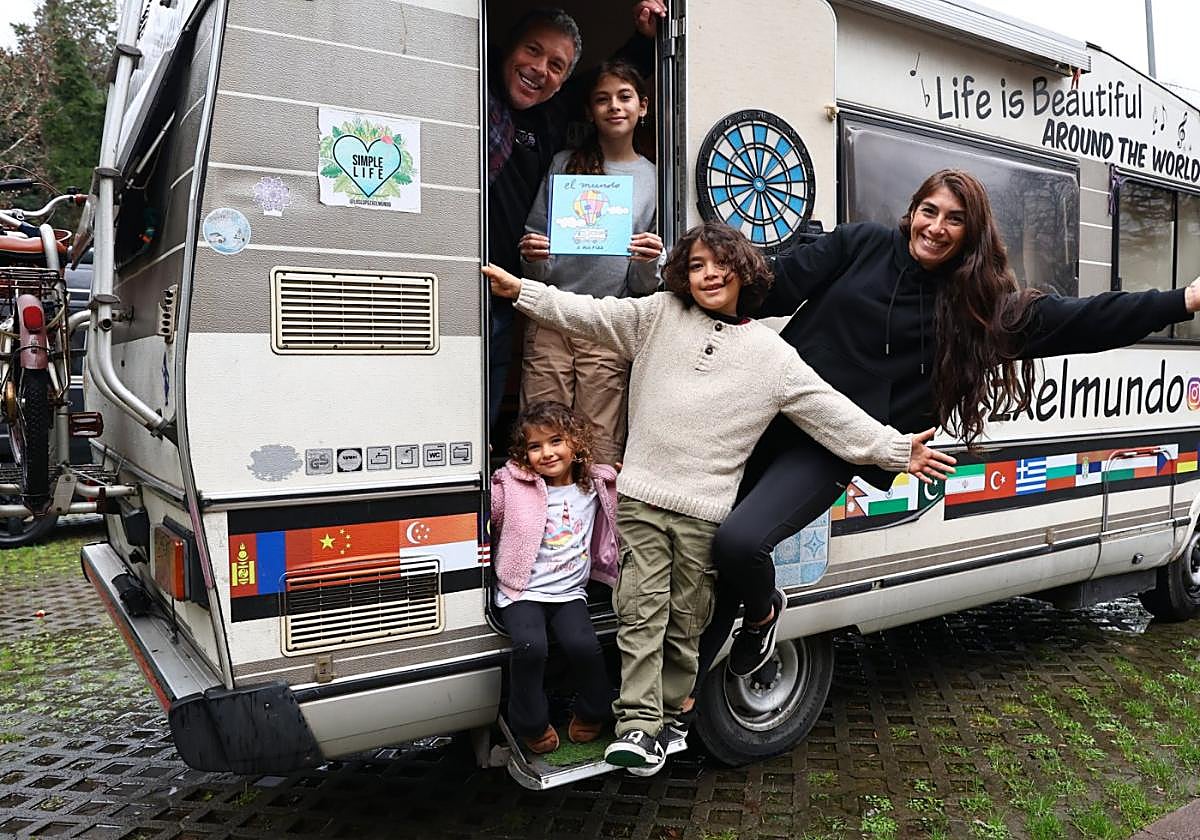 Lena, Liam, Paola, Lúa y Hernán, en la entrada de su furgoneta histórica, la Hymer HI1921BBF.