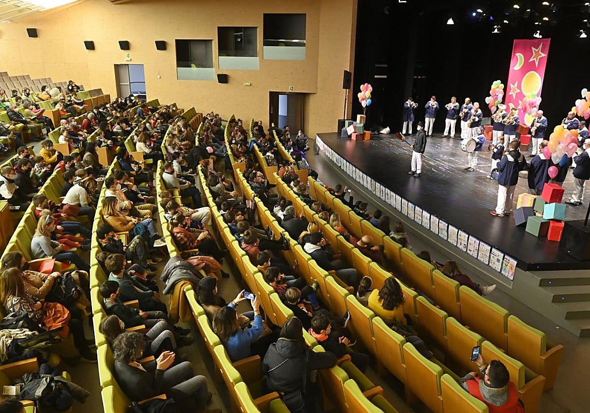 Una de las ediciones de la fiesta infantil, con la charanga de la sociedad Aiz Orratz-Veleta sobre el escenario del Leidor.