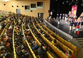 Una de las ediciones de la fiesta infantil, con la charanga de la sociedad Aiz Orratz-Veleta sobre el escenario del Leidor.