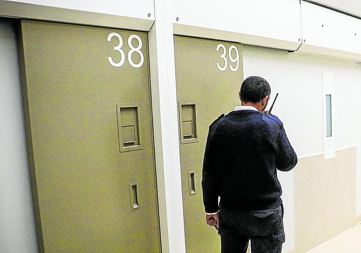 93 funcionarios dejan las prisiones vascas y Justicia forma interinos para relevarles en junio