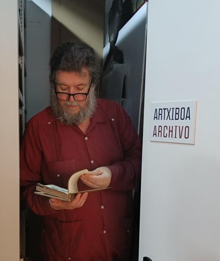 Imagen secundaria 2 - Dos de las obras incluidas en la exposición. Sobre estas líneas, Pedro G. Romero.