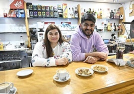 Narcisa eta Rizwan, Ibarrako Bizi Nahi tabernaren barran.