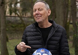 Phil Ball, con un balónde la Real, en el parque de Zubimusu en El Antiguo.