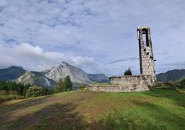 El monumento al 'Montañero Desaparecido' en el Besaide.