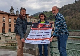 Martínez de Rituerto, Hidalgo y Baraiazarra con el cartel del Mendi Tour en Tolosa.