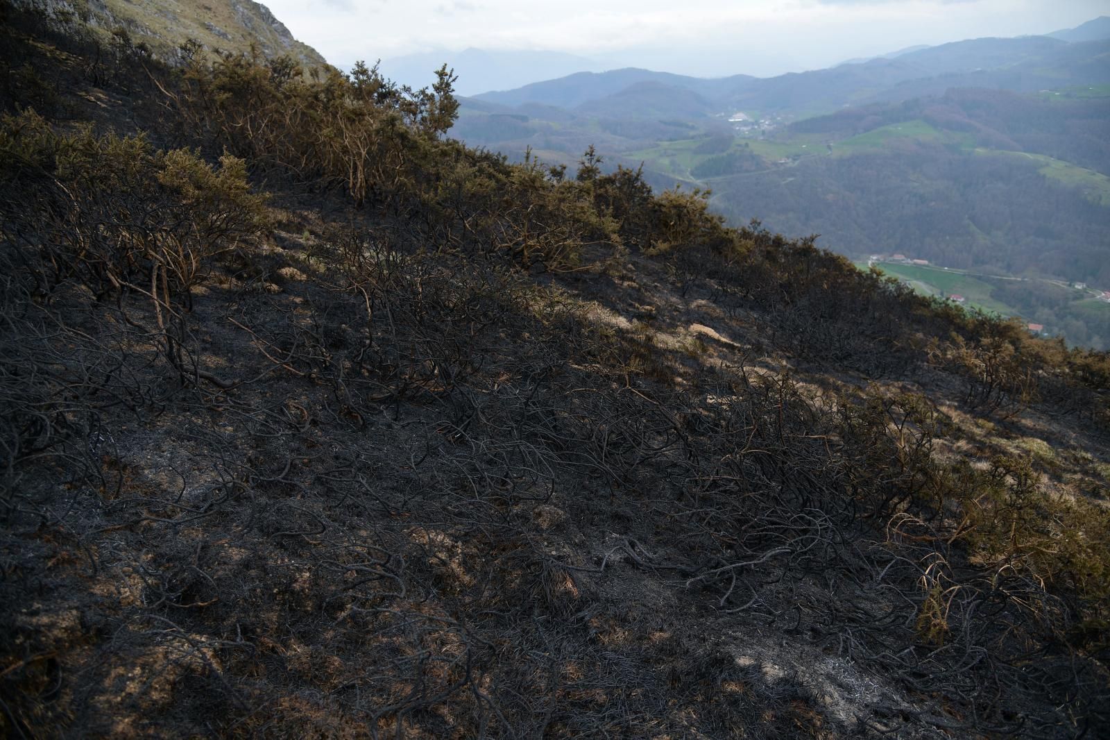 El monte Hernio, a vista de dron tras el incendio