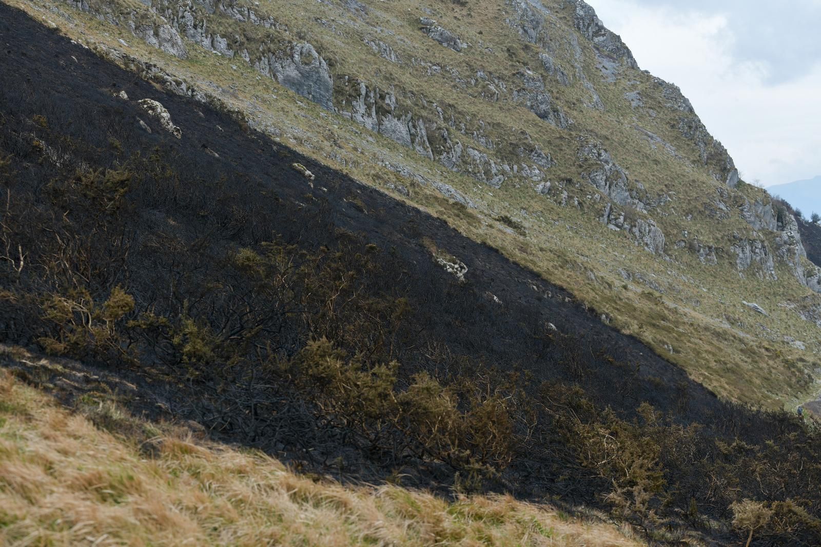 El monte Hernio, a vista de dron tras el incendio