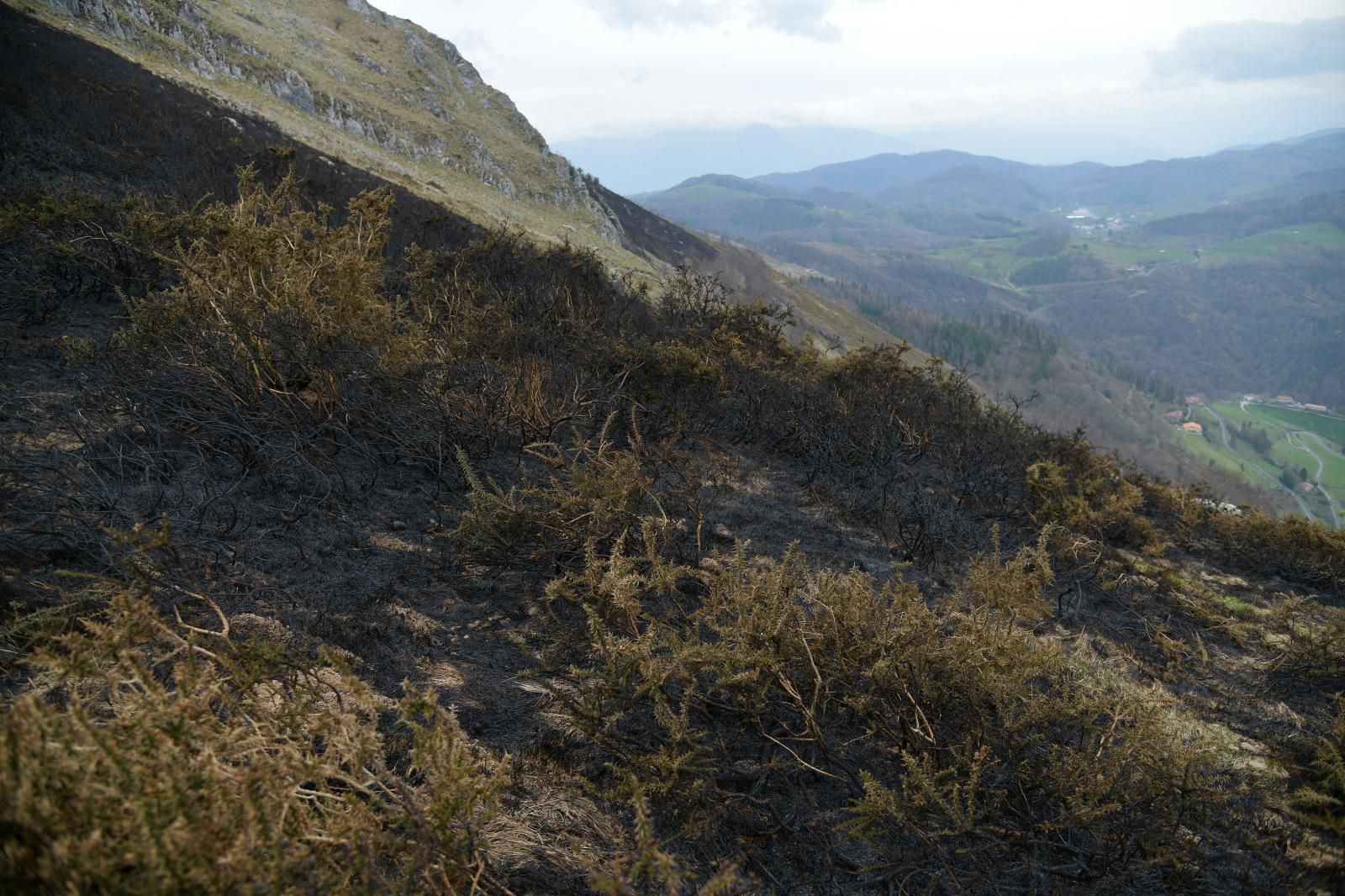 El monte Hernio, a vista de dron tras el incendio