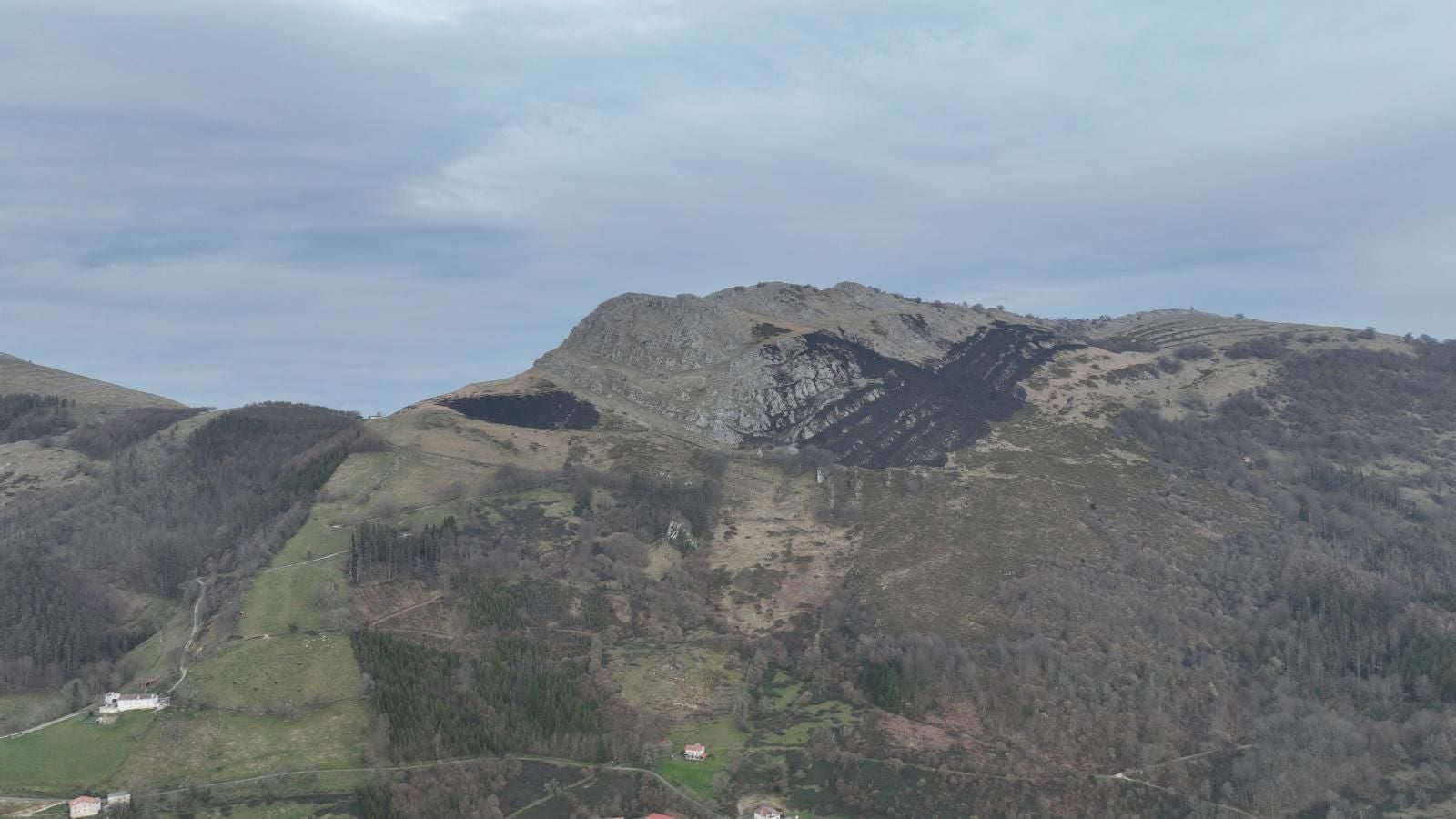 El monte Hernio, a vista de dron tras el incendio