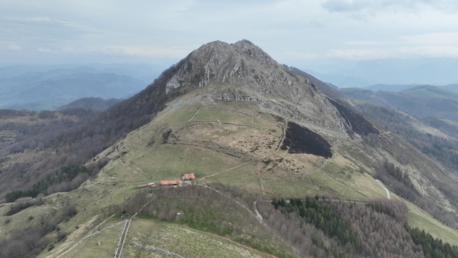 El monte Hernio, a vista de dron tras el incendio