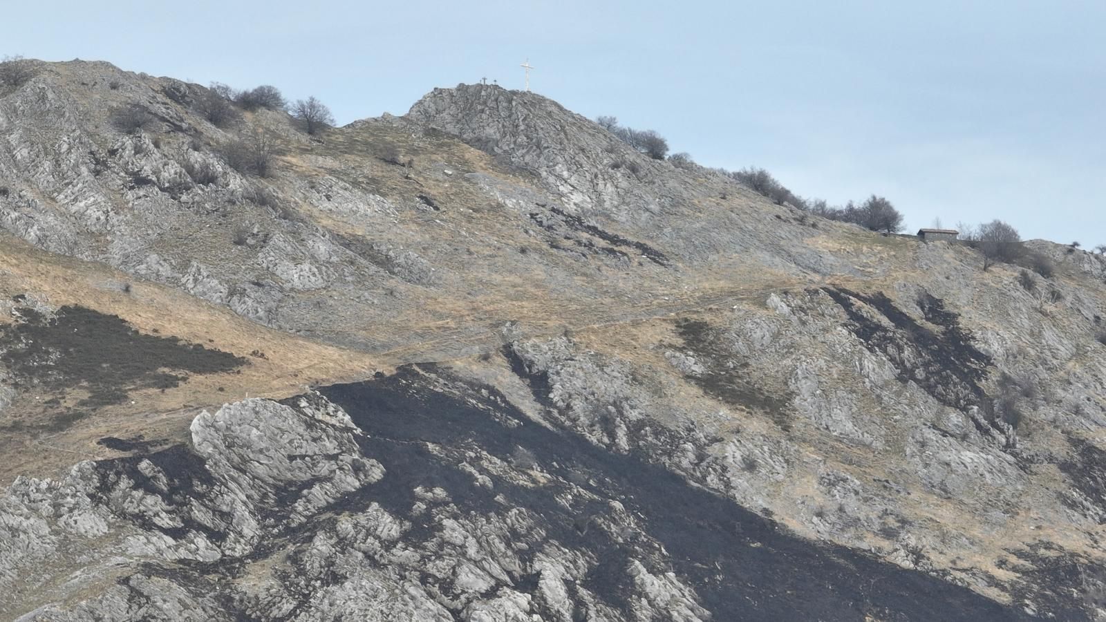 El monte Hernio, a vista de dron tras el incendio