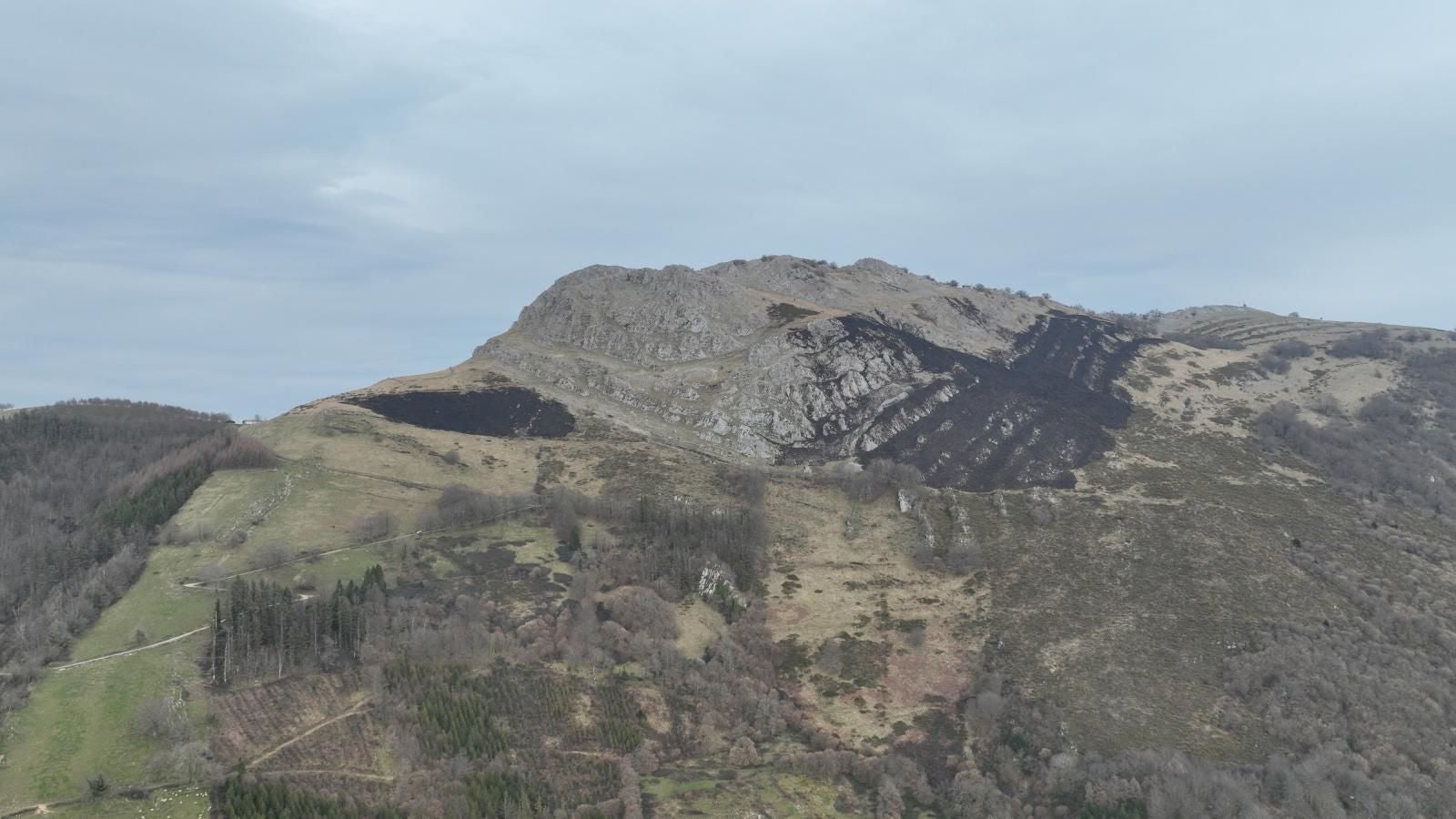 El monte Hernio, a vista de dron tras el incendio