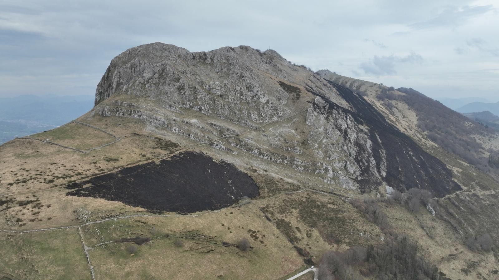 El monte Hernio, a vista de dron tras el incendio