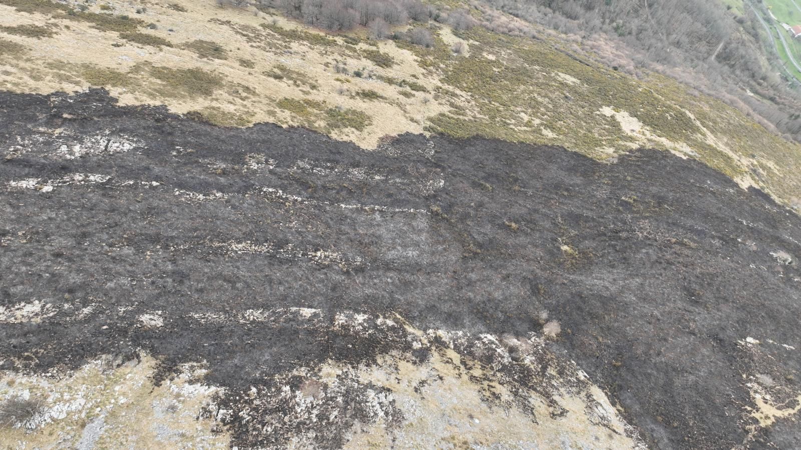 El monte Hernio, a vista de dron tras el incendio
