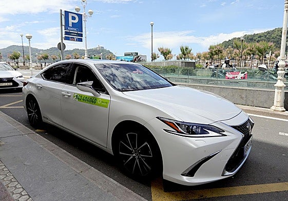 Un taxi espera en una parada del centro de Donostia.