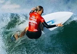 Nadia olatu baten gainean lehiatzen.