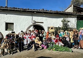 Los participantes en la comparsa Koko Batzea en una de las parada del recorrido de 2024.