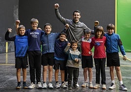 Jokin Altuna, actual campeón Manomanista y presidente del club de pelota Zazpi Iturri de Amezketa durante uno de los entrenamientos en el frontón Larrunarri.