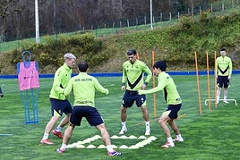 Óskarsson, Oyarzabal, López y Kubo calientan durante un juego en Zubieta