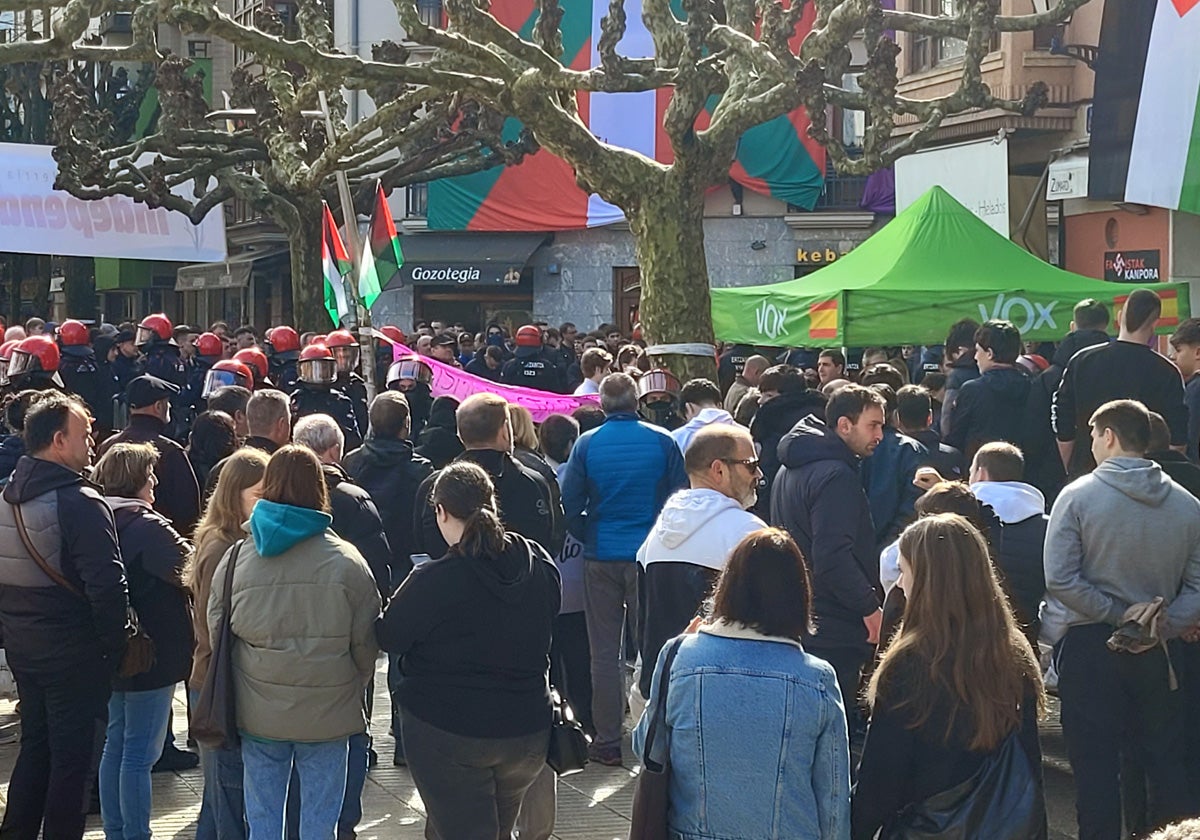Vox instala una carpa «informativa» en el centro de Errenteria