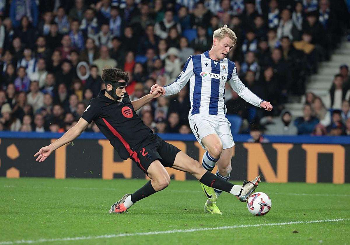 Disputa entre Órkarsson y Cubarsí en la victoria de la Real por 1-0 en Anoeta.