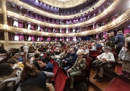 Espectadores, a la espera del inicio de una función en el teatro Victoria Eugenia. F. de la hera