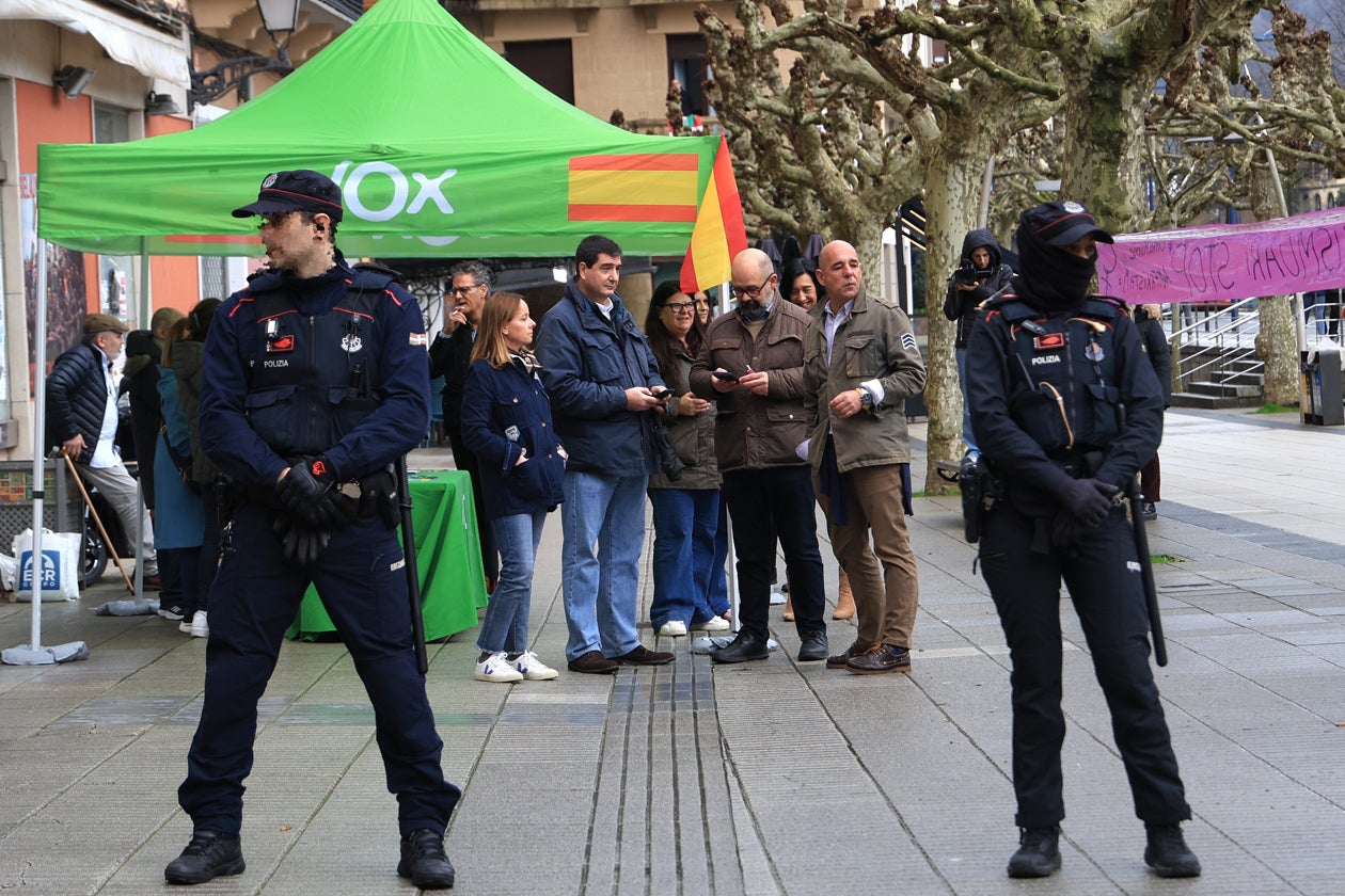 Vox instala una carpa «informativa» en el centro de Errenteria