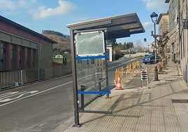 La marquesina con la boca hacia dentro es más funcional contra el viento y las lluvias de la cara norte.