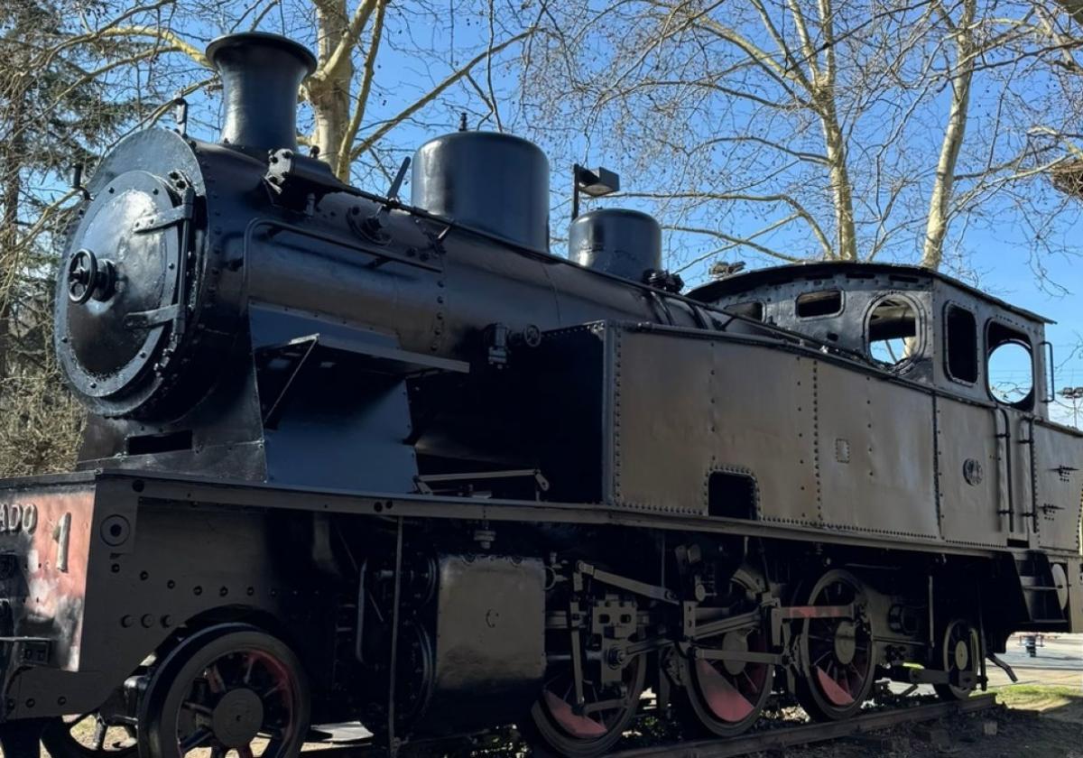 La locomotora ya luce renovada en su ubicación.